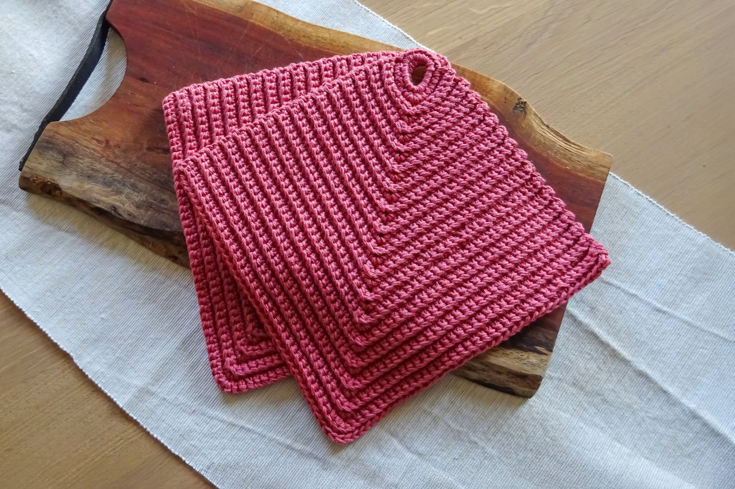 Verschiedene bunte Topflappen-Sets aus Baumwolle