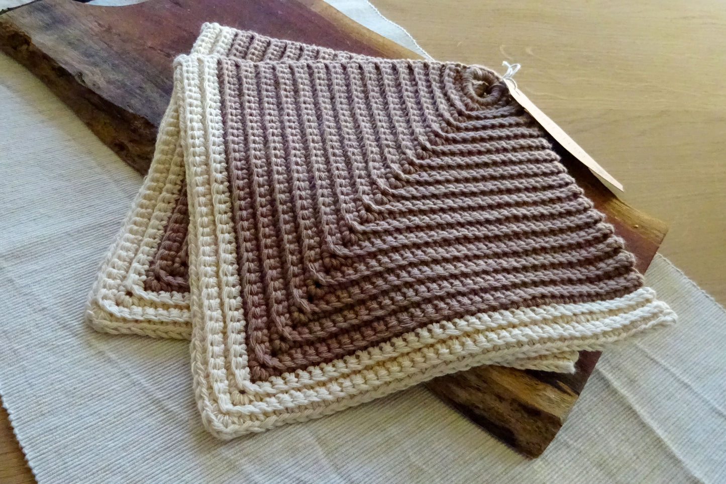 Mehrfarbige Retro-Topflappen in natürlichen Farben