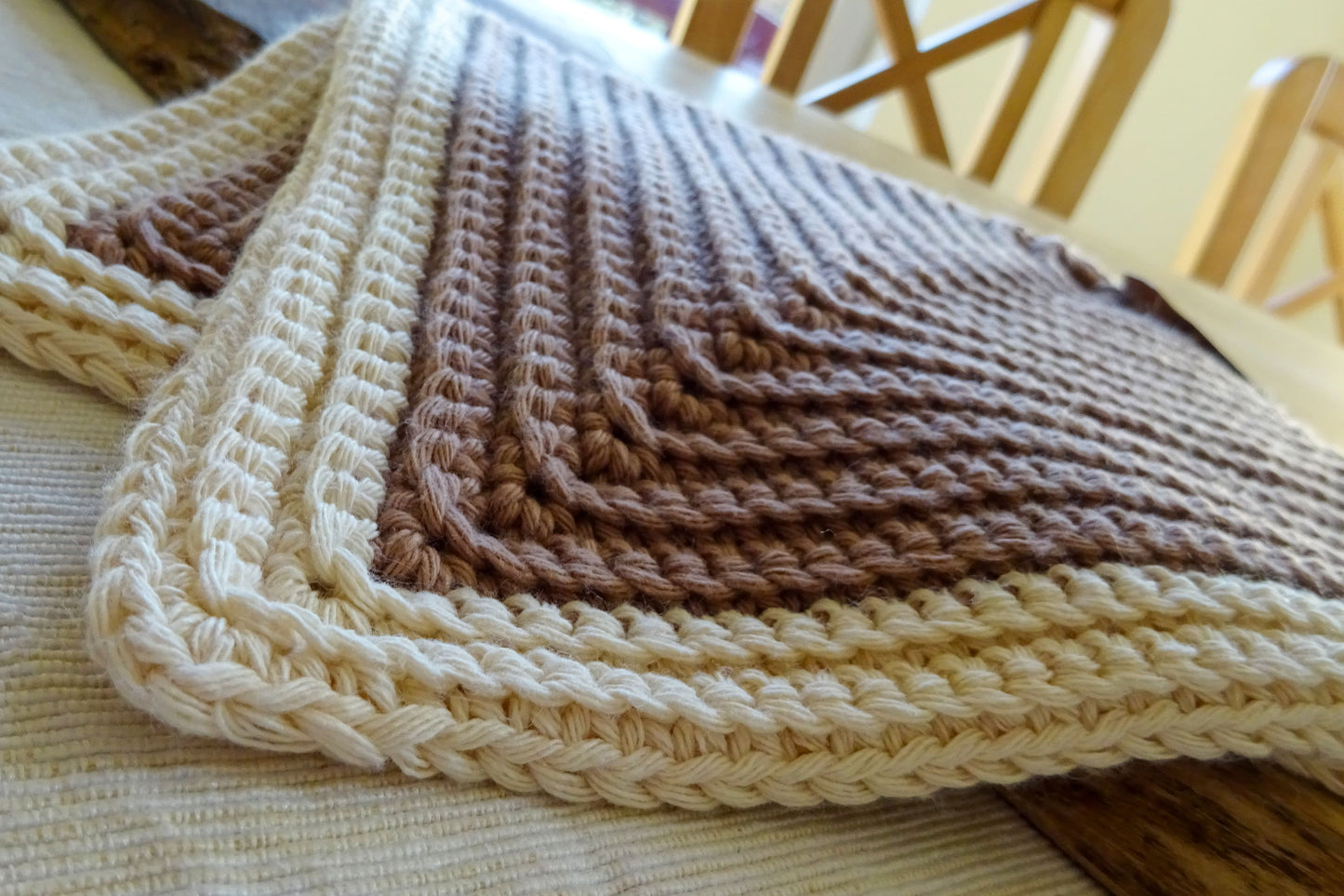 Mehrfarbige Retro-Topflappen in natürlichen Farben