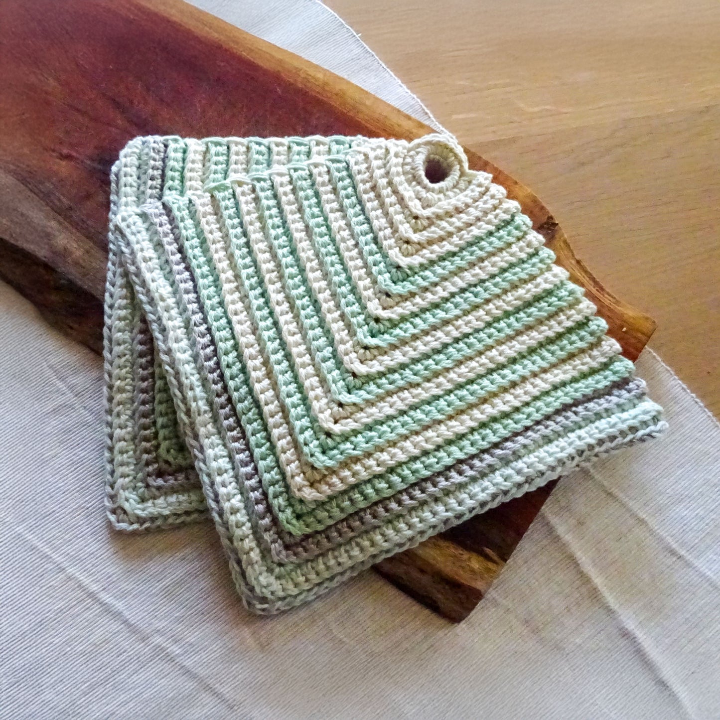 Gestreifte Topflappen in natürlichen Farben